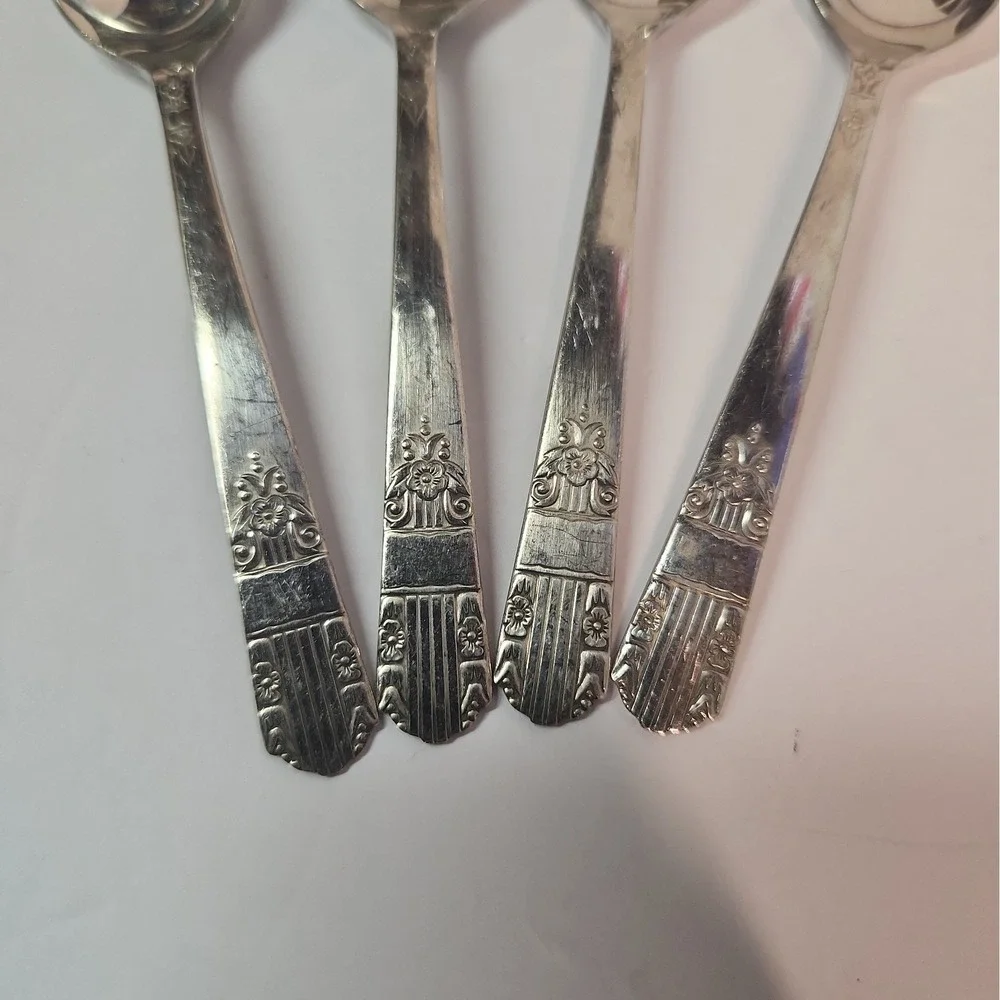 Wm A Rogers Oneida 1938 Silverplate set x 4 Teaspoons Harmony VTG